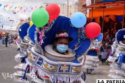 Los globos y serpentina son características del Domingo de Carnaval