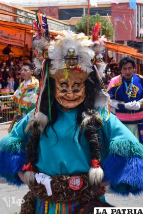 Peculiar traje de los tobas
