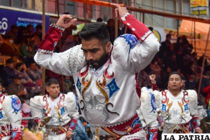 Dejándolo todo en el baile
