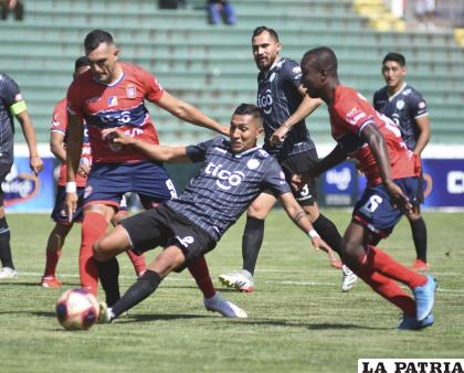 División de honores en el cotejo entre Universitario y Aurora /APG