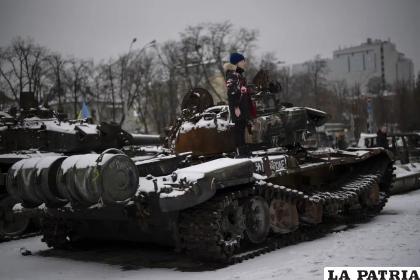 Un niño subido a un tanque ruso destruido y expuesto en el centro de Kiev /AP Foto/Daniel Cole