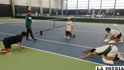 Durante el entrenamiento de los tenistas bolivianos en Polonia /FBT