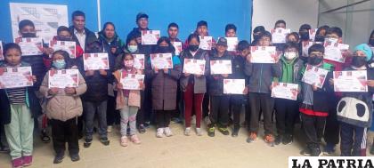 Niños y jóvenes que participaron en los cursos de raqueta frontón /LA PATRIA