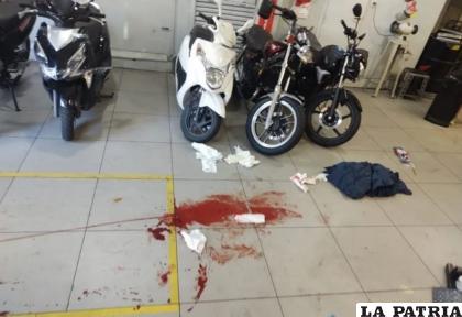Las mujeres, ya heridas, se refugiaron adentro de una concesionaria de autos /Policía de la Ciudad.