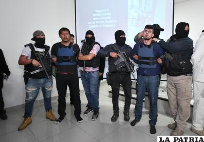 Felipe (derecha) y el boliviano Alfredo Velarde aprehendidos por la Policía /APG