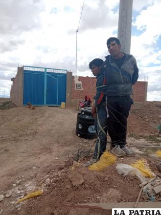 Los dos implicados fueron atados a un poste /Policía
