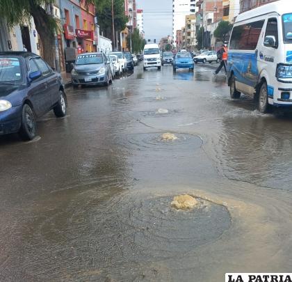Filtración de agua potable en la 6 de Agosto y Montesinos /SELA
