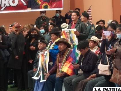 Presidente de la Junta de Distrito de padre de familia, Pablo Rodríguez, sostiene la imagen del presidente de Bolivia /LA PATRIA