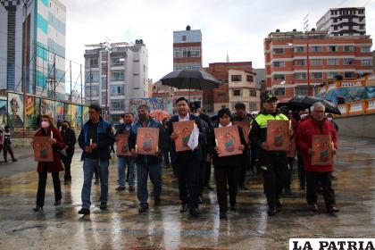 Autoridades participan de la procesión de cirios /LA PATRIA