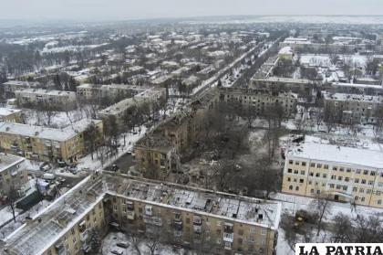 Una vista aérea de un edificio residencial que recibió el impacto de un proyectil ruso /AP Foto /Yevgen Honcharenko