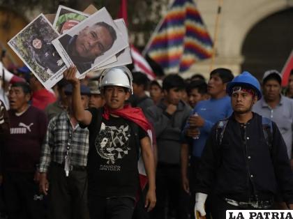 Carteles con las fotos de las víctimas durante las protestas antigubernamentales /Foto AP/Martín Mejía