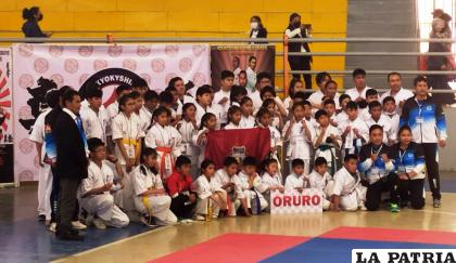 Deportistas orureños que asisten al campeonato nacional de karate /LA PATRIA
