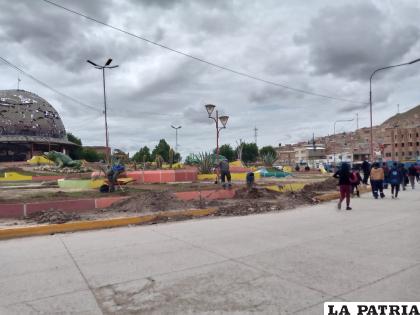 Embellecen la Plaza del Casco del Minero, ubicado al inicio de la doble vía Oruro, La Paz /LA PATRIA