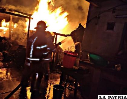Bomberos sofocan el incendio estructural /Policía