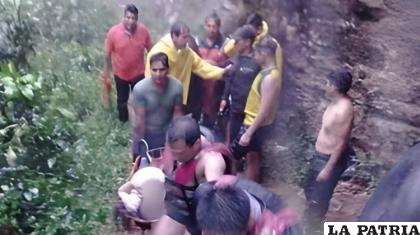 Rescate de uno de los cuerpos /RRSS