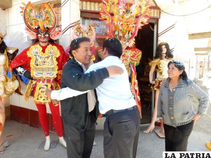 El bordador Mario Yave Fuentes en un abrazo de confraternidad en el día de la exposición de trajes / LA PATRIA
