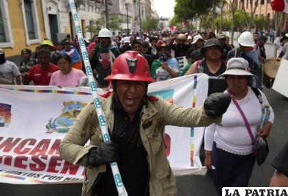 Manifestantes antigubernamentales marchan por Lima, Perú /AP Foto /Martin Mejia)