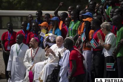 El papa Francisco saluda a un grupo de fieles católicos de la localidad de Rumbek /AP Foto/Ben Curtis