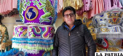 CARLOS AQUINO 
??Desde nacimiento somos parte del bordado que heredo de mis papás. Gracias a Dios y la Mamita del Socavón este año hay trabajo y aunque parte del material llega de Perú, estamos cumpliendo con cada pedido que tenemos. Como artesanos estamos haciendo lo mejor para llevar estos bellos trajes al Carnaval de Oruro?. 
