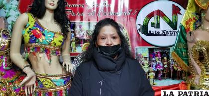 MARÍA ELENA SERRUDO
??Este año recién nos estamos reactivando y no es como hace años, pero si mejor que el año pasado. En este Carnaval queremos realzar nuestros grandioso Carnaval que siempre ha sido la satisfacción cuando se muestra cada diseño y traje. En nuestro caso trabajamos más con traje de Incas, figura de Morenada, Diablada y otras más?. 
