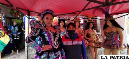 DORIS ALBINA 
??Para nosotros es emocionante volver a la normalidad y gracias a Dios estamos con trabajo. Durante el año también nos hemos enfocado a los estandartes y otros trabajos, ahora más en el Carnaval de Oruro y estamos más con los Caporales San Simón, Morenada Central Cocani y Tobas Central y Sud. Me place hacer este trabajo yo soy la cuarta generación y queremos llevar lo mejor?.