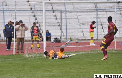 Raúl Gómez tuvo que ser improvisado como arquero titular en CDT Real Oruro /LA PATRIA