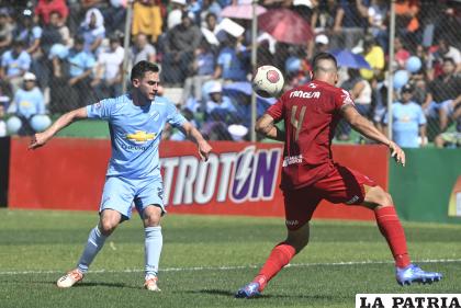 Saucedo y Echeverría disputan el balón /APG