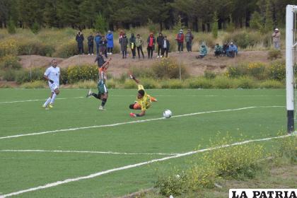 Momento del segundo gol para Sur-Car obra de Alejandro Fajardo /LA PATRIA