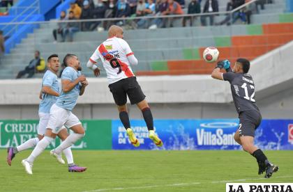 El portero Luis Cárdenas tapa una buena acción de Marcos Riquelme /APG