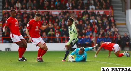 Buena labor de Keylor Navas en el arco de Nottingham Forest /infobae.com