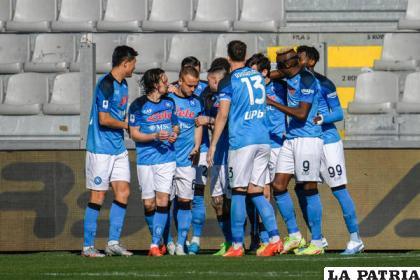 Festejo de los jugadores del Napoli por el triunfo de visita /ansalatina.com