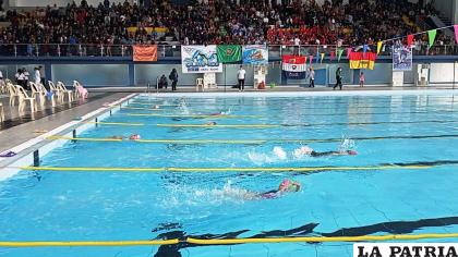 Una atractiva jornada en la clausura de los cursos de natación /LA PATRIA