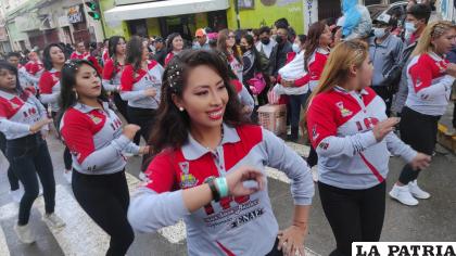 Los conjuntos folklóricos hicieron su último recorrido /LA PATRIA