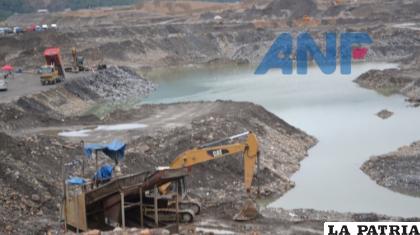 Maquinarias trabajan en busca de oro el río de Mapiri /ANF