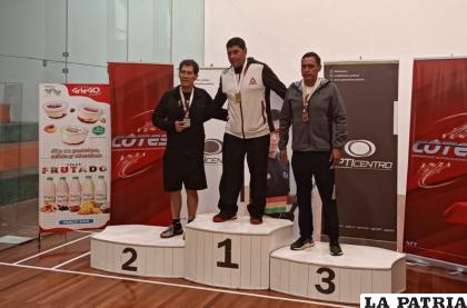 Luis Copa en el podio (centro) campeón en dos categorías 
/LA PATRIA