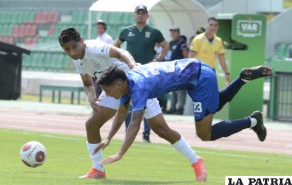Una acción del partido en el cual venció Real Santa Cruz a Palmaflor /APG