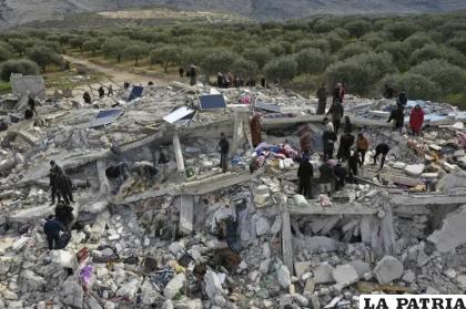 Socorristas y residentes buscan entre los escombros de los edificios derrumbados por un temblor /Foto AP/Ghaith Alsayed