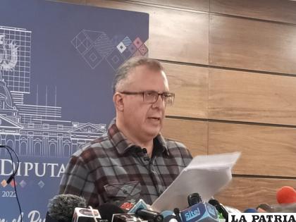 El diputado de CC, Carlos Alarcón durante la denuncia que hizo ayer /LA PATRIA