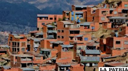 Viviendas en las laderas de la urbe paceña /Archivo ANF