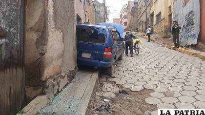 El coche terminó chocando contra la casa /LA PATRIA
