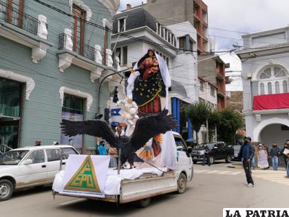 Uno de los carros alegóricos mostró la imagen de la Virgen del Socavón /la patria