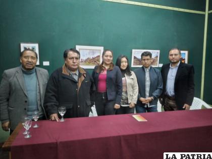 Expositores e invitados luego de la inauguración 
/Cortesía