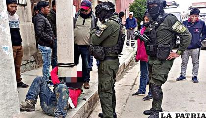 El delincuente fue atado a un poste hasta la llegada de las fuerzas del orden /Policía
