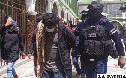 El imputado ingresando a celdas de la Felcv /Erbol