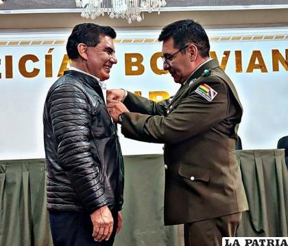 El Gobernador Vedia (izq) es reconocido por el coronel Ocampo /Policía