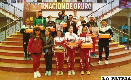 Los atletas del Programa de Alto Rendimiento recibieron indumentaria deportiva /Sedede
