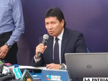 La conferencia de prensa ofrecida ayer por el gerente del Banco Unión, Marcelo Giménez /LA PATRIA