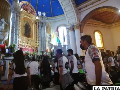 Muchos devotos llegan a los pies de la Virgen del Socavón /Archivo
