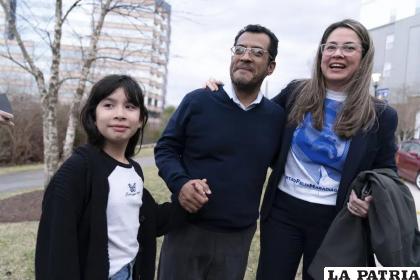El líder de la oposición nicaragüense Félix Maradiaga se reúne con su esposa Berta Valle y su hija Alejandra, en Chantilly, Virginia, Estados Unidos /AP Foto/José Luis Magana