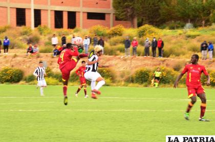 Oruro Royal y CDT Real Oruro protagonizaron un partido bastante brusco /LA PATRIA